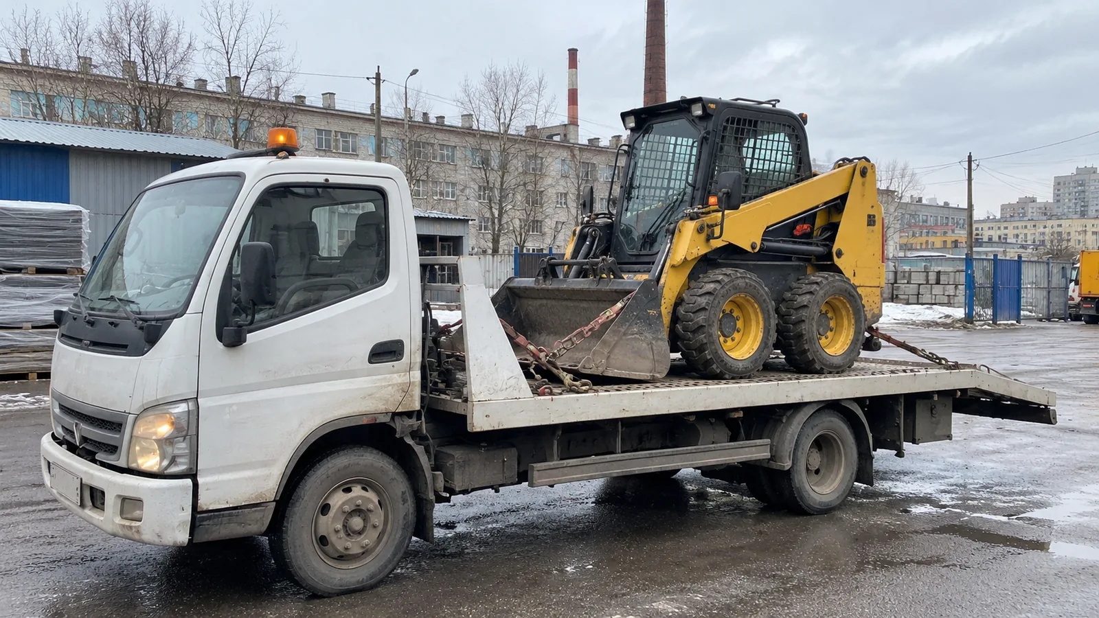 Перевозка жёлтого мини-погрузчика