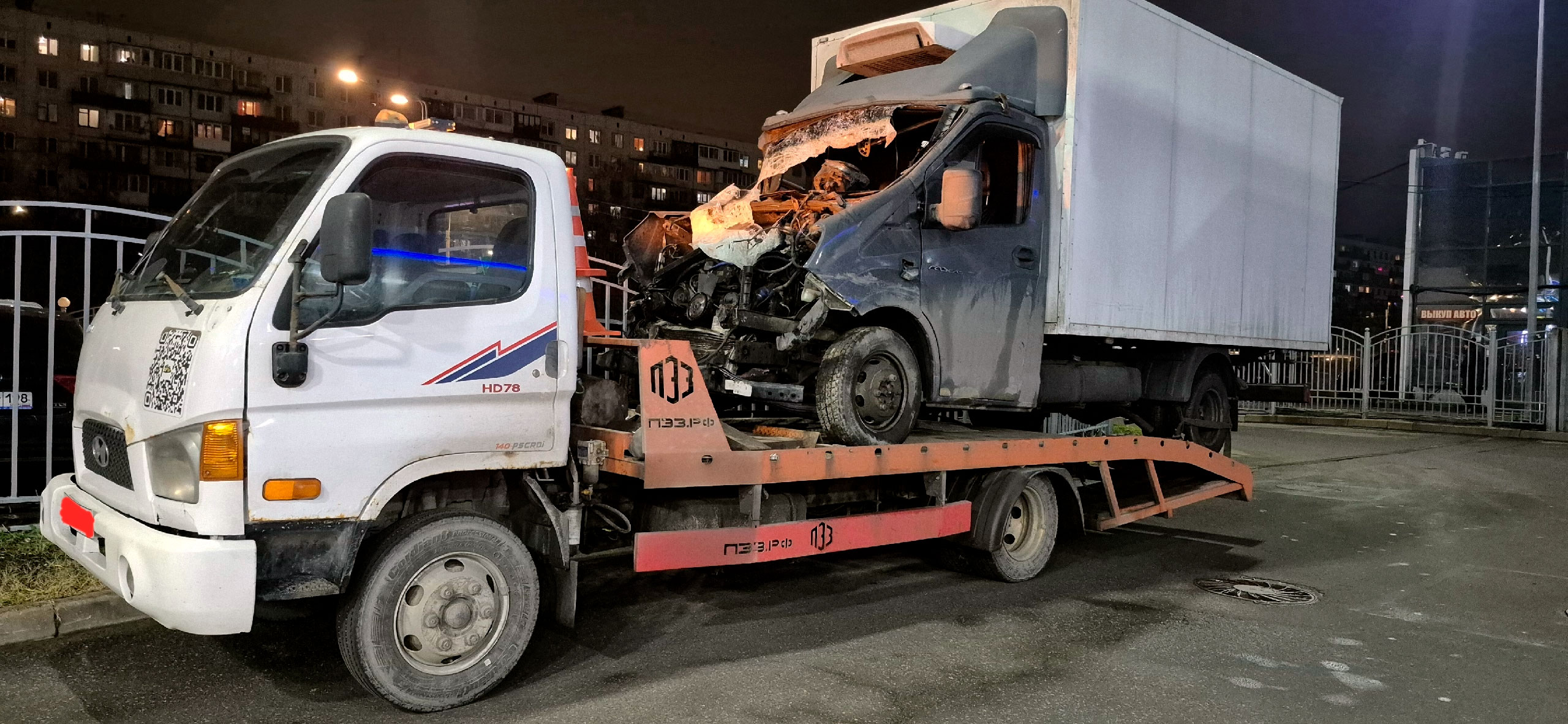 Эвакуация повреждённой Газели после ДТП на КАД в Санкт-Петербурге