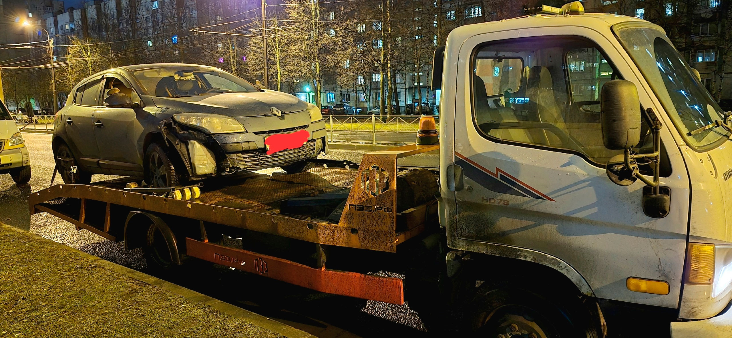 Эвакуация автомобиля после ДТП с повреждённым колесом