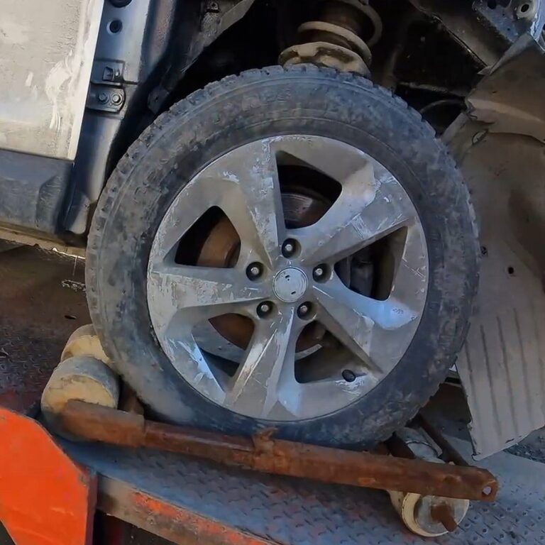 Безопасная погрузка автомобиля после аварии на платформу эвакуатора