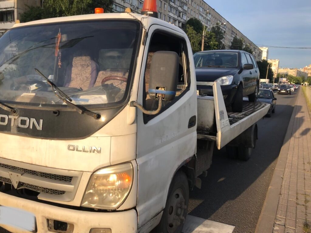 Эвакуация легкового автомобиля с проспекта Просвещения в Санкт-Петербурге