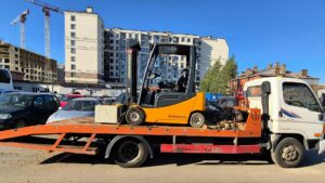Вилочный погрузчик Jungheinrich на эвакуаторе на улице Черняховского в Санкт-Петербурге