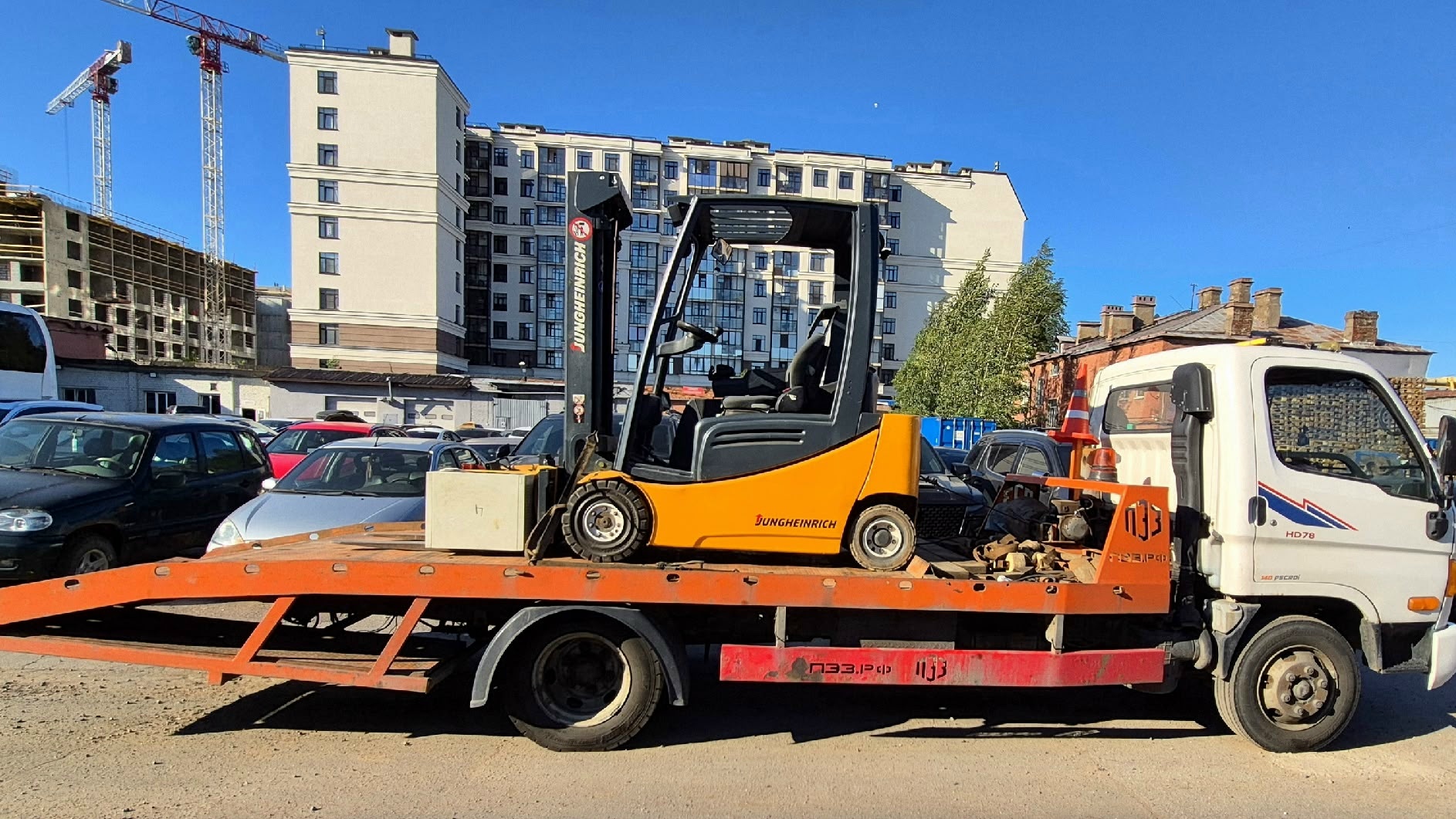 Вилочный погрузчик Jungheinrich на эвакуаторе на улице Черняховского в Санкт-Петербурге